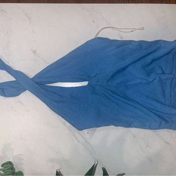 Neck wrap halter style ribbed blue tank top - Picture 1 of 4